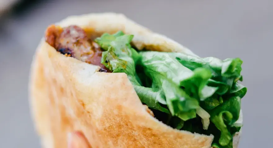 Kebab w tortilli: Ile ma kalorii i jak zrobić go "fit"?