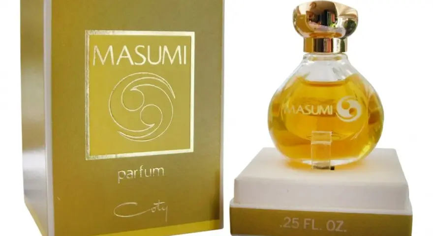 Złote opakowanie i flakonik perfum Masumi, z logo i napisem "parfum".