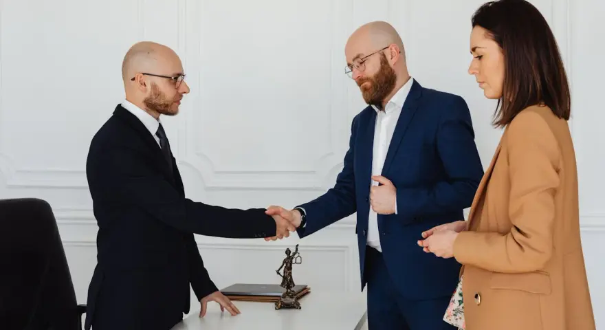 Adwokat czy radca prawny? Kto tańszy i jak nie przepłacić?