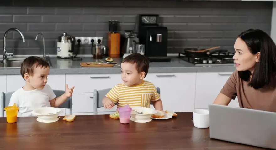 Kiedy dziecko zaczyna mówić? Etapy, sygnały i wsparcie