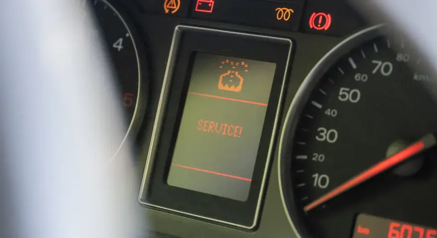 Na desce rozdzielczej Audi A3 8P świeci się kontrolka "SERVICE!", sygnalizując potrzebę przeglądu.