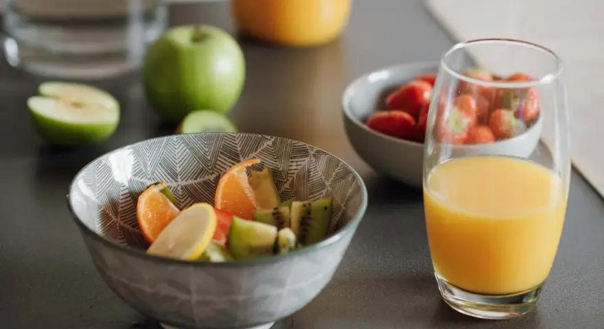 Frutta fresca e succo d'arancia: cosa mangiare a colazione per iniziare la giornata con energia.