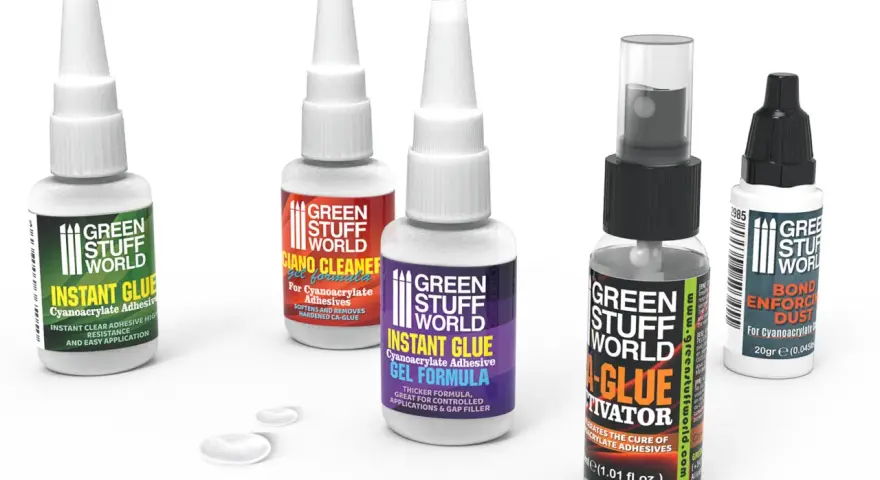 Cinco botellas de pegamento instantáneo y activador de Green Stuff World, prometiendo el pegamento más fuerte del mundo para reparaciones rápidas.