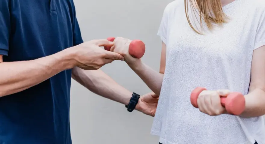 Czym się różni fizjoterapia od rehabilitacji? Kluczowe różnice i zastosowania