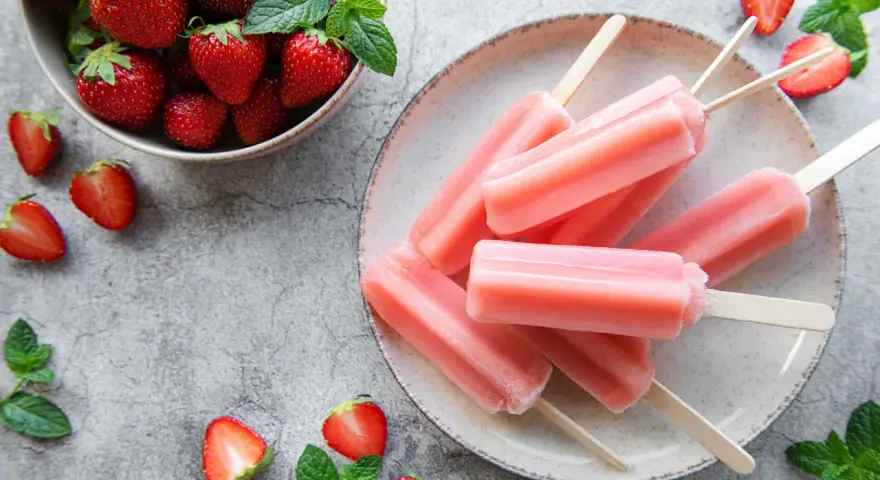 Erfrischendes Erdbeereis selber machen: Leckere Eis am Stiel mit frischen Erdbeeren und Minze.