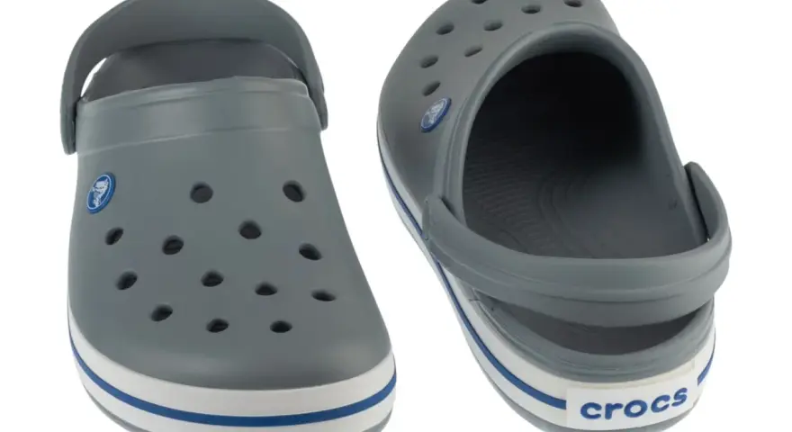 Szare Crocsy, rozmiar W8. Idealne na letnie dni, zapewniające komfort i wygodę.