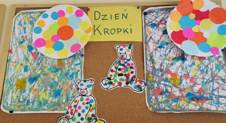 Kolorowe misie i talerze ozdobione kropkami na tablicy. Dzieci tworzyły wspaniałą pracę z kropek, celebrując Dzień Kropki.