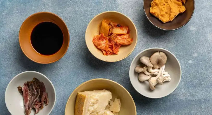 Składniki bogate w umami: sos sojowy, kimchi, miso, grzyby, anchois i parmezan.