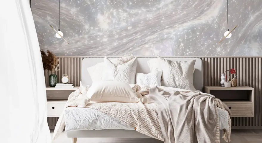 Traumhafte Ideen Wand hinterm Bett gestalten: Sternenhimmel-Tapete über Holzpaneelen, gemütliches Bett mit vielen Kissen und Decken.