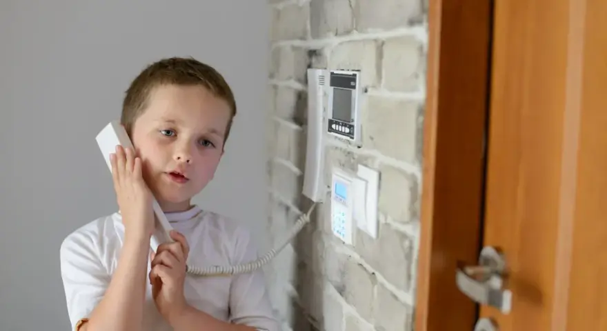 Kiedy dziecko może zostać samo w domu? Prawo, psycholog, gotowość