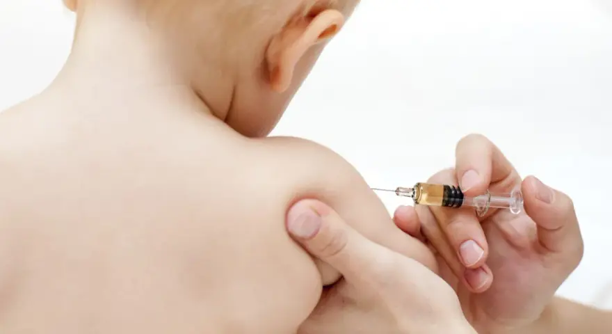 Dziecko otrzymuje szczepienie. Po jakim czasie można je puścić do przedszkola?