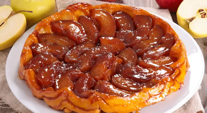 Owoce pod kruszonką, czyli pyszna tarta tatin z karmelizowanymi jabłkami i chrupiącym ciastem.