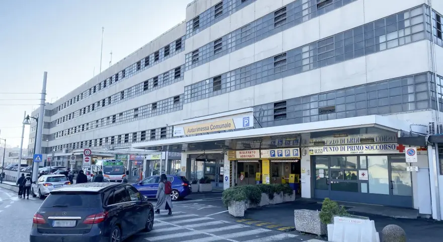Ingresso Autorimessa Comunale a Piazzale Roma, Venezia. Un'ambulanza e auto parcheggiate.