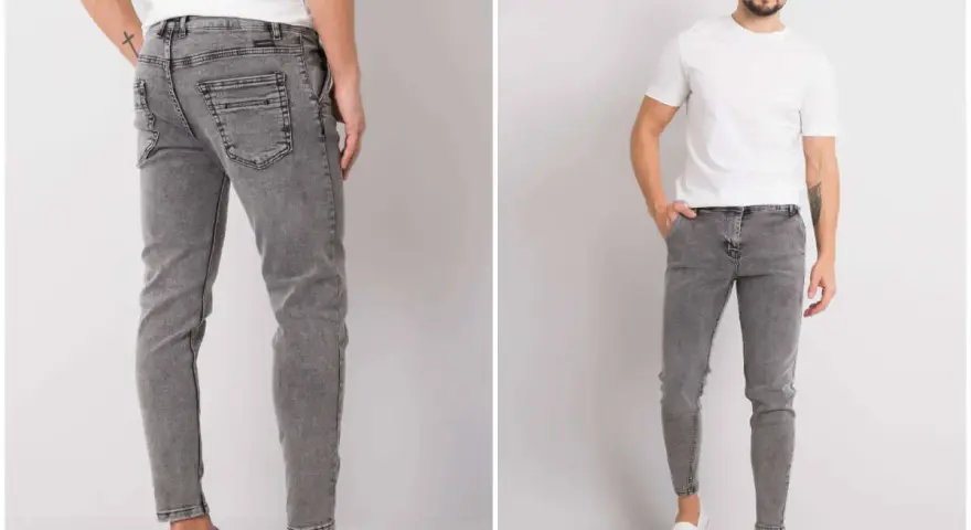 Szare jeansy męskie z przetarciami, dopasowane, z białym t-shirtem i białymi slip-onami.