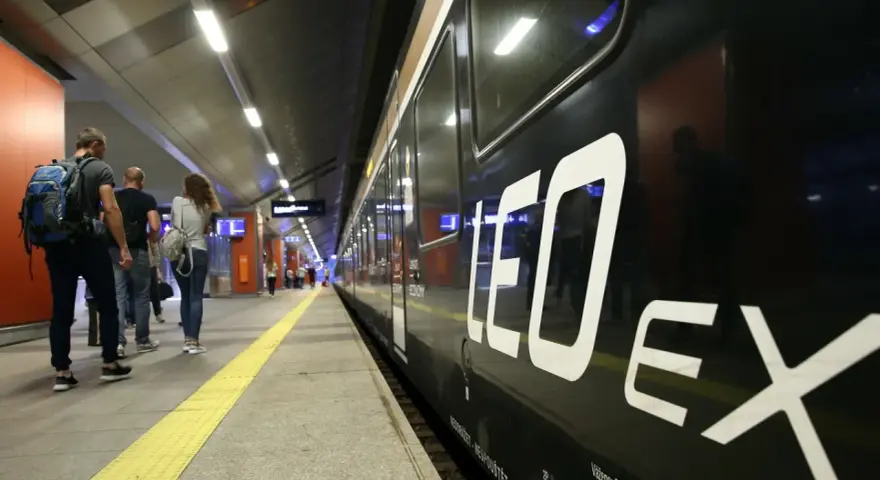 Pasażerowie czekają na peronie na pociąg Leo Express Warszawa Kraków.