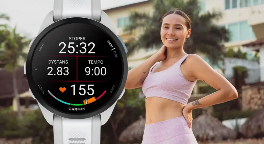 Biały zegarek Garmin z funkcją Garmin Pay, idealny do biegania, pokazuje dystans 2.83 km i tętno 155.