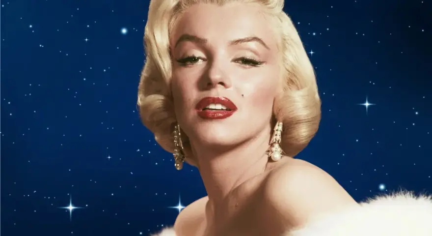 Marilyn Monroe, zodiakalny Bliźniak, w białym futrze na tle nocnego nieba pełnego gwiazd.