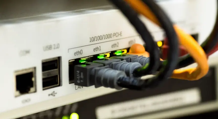 Połączenia sieciowe z migającymi diodami. Czy to router, czy serwer? Sprawdzamy, ping co to jest i jak działa.