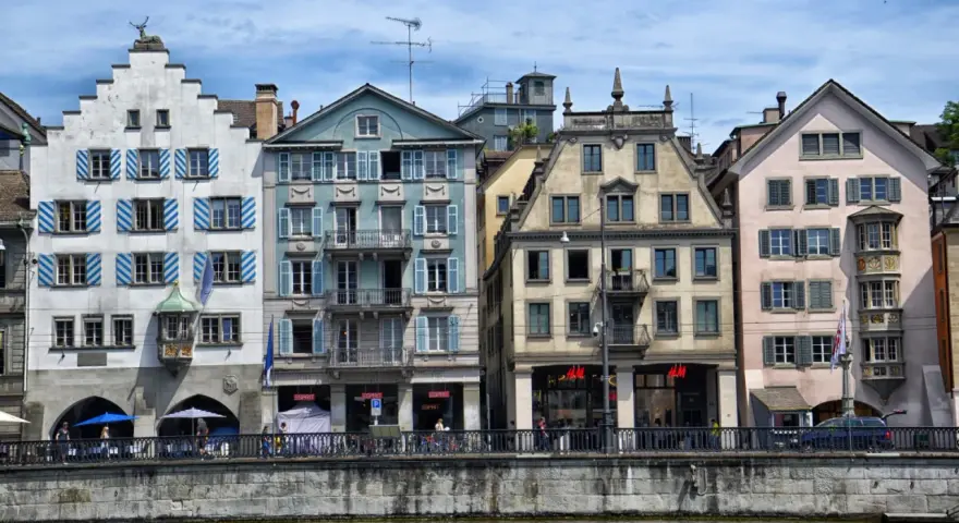 Urokliwe kamienice nad rzeką w Zurychu, największym mieście Szwajcarii.