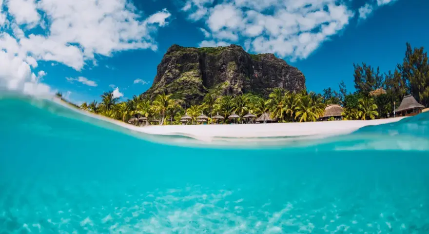 Rajska plaża z palmami i górą Le Morne. Idealne miejsce na wycieczki fakultatywne na Mauritiusie.