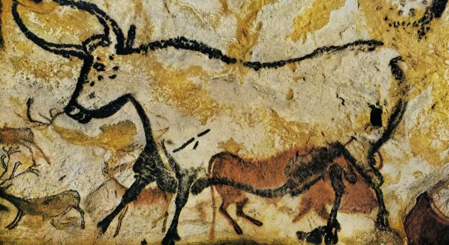 Uråldriga grottmålningar i Lascaux visar djur som tjurar och hästar. Konst från förhistorisk tid.