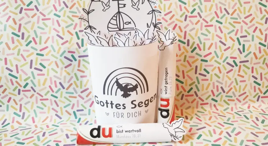 Gottes Segen für dich, wie in Psalm 128 beschrieben. Ein bunter Hintergrund umrahmt eine Tasse mit Bibelversen und Tauben.