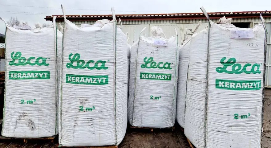 Pięć dużych worków z zielonym napisem "Leca KERAMZYT" i oznaczeniem "2 m³". Materiał budowlany, keramzytobeton, gotowy do użycia.
