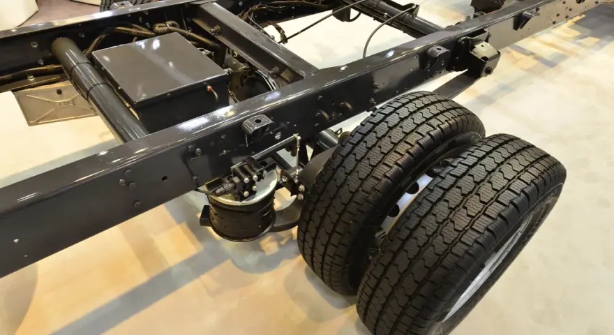AL-KO chassis för Fiat Ducato, redo för nya äventyr. Dubbla bakhjul för extra stabilitet.