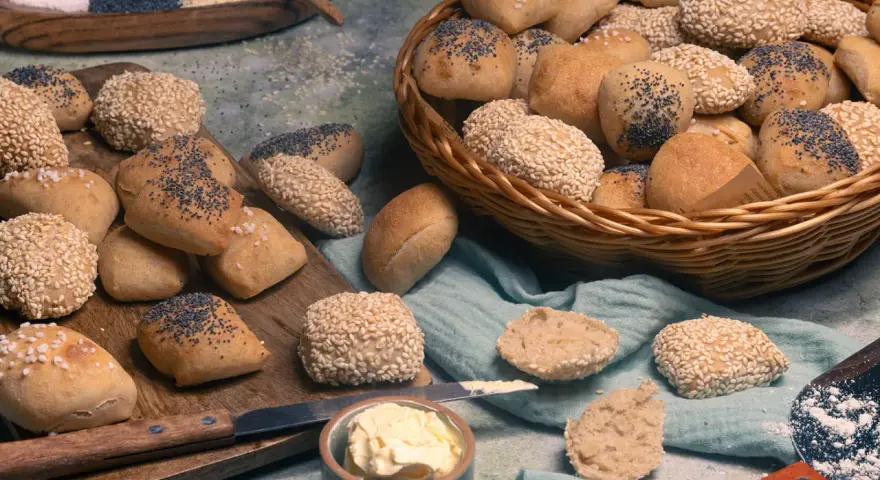 Frisch gebackene Brötchen mit Sesam und Mohn, ideal zum **Laugenkonfekt selber machen**. Ein Traum für jeden Brotliebhaber!