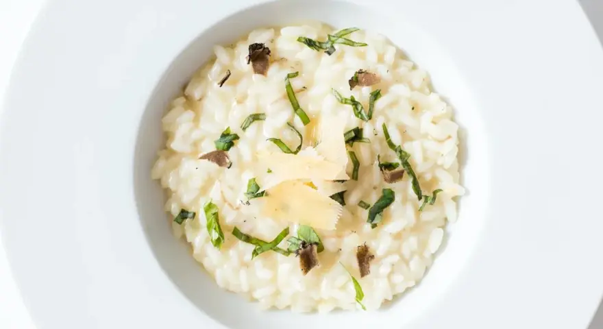Kremowe risotto z truflami i parmezanem. Idealne na białą dietę, gdy zastanawiasz się, co jeść.