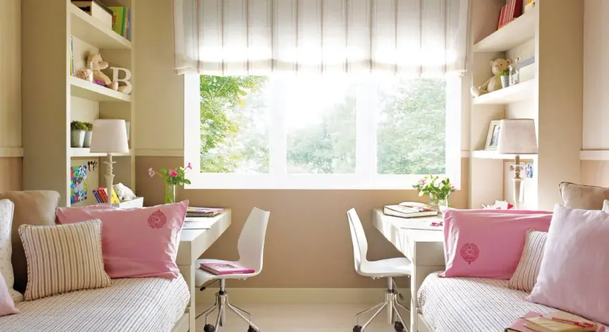 Dormitorio infantil pequeño con dos camas, escritorios y estanterías. Ideas para maximizar el espacio.