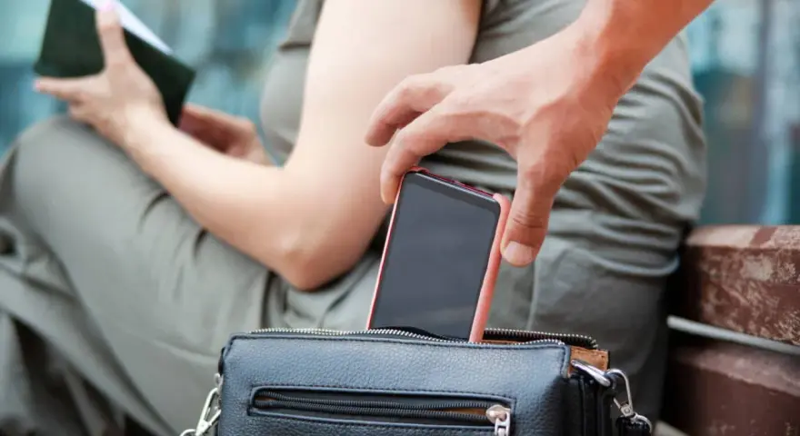 Sprytny złodziej próbuje ukraść telefon. Dowiedz się, jak namierzyć telefon komórkowy przez internet, zanim zniknie.