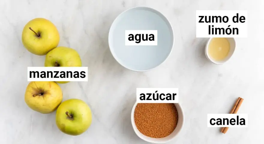 Ingredientes para compota de manzana: manzanas, agua, azúcar, limón y canela.