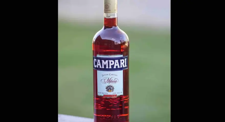 Butelka Campari, czerwonego likieru. Na etykiecie widnieje napis "Milano" i informacja o zawartości alkoholu, czyli campari ile procent.