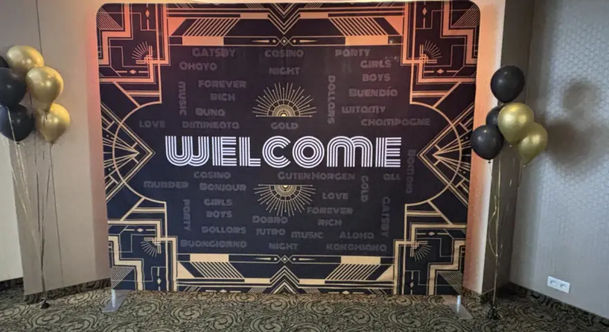Tło w stylu lat 20. z napisem "WELCOME" i złotymi balonami.