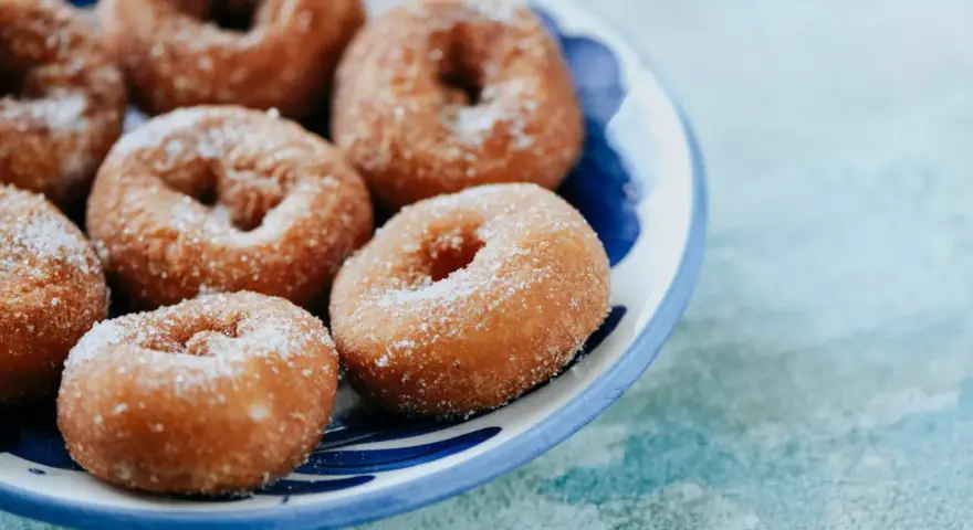 Rosquillas de Semana Santa espolvoreadas con azúcar, listas para disfrutar en familia.