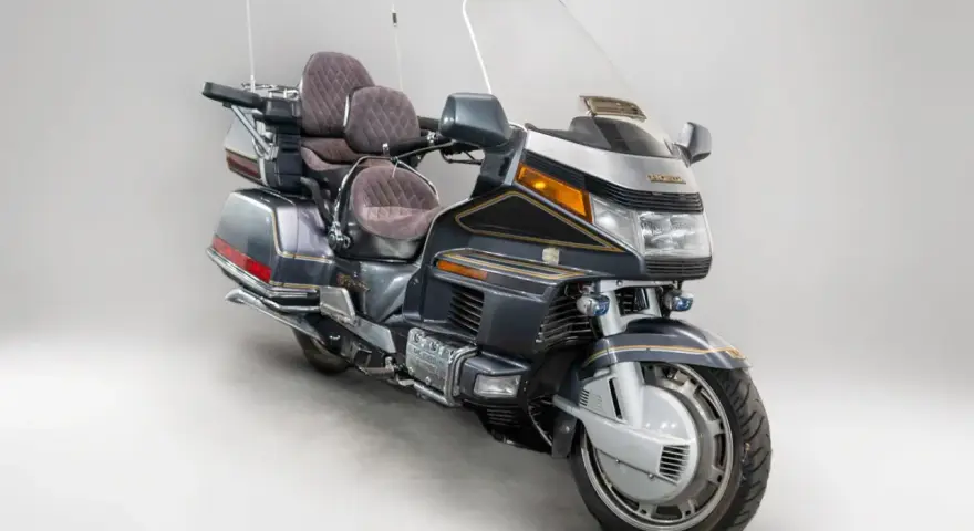 Elegancki motocykl Honda Goldwing 1500, idealny na długie trasy. Zastanawiasz się nad honda goldwing 1500 spalanie?
