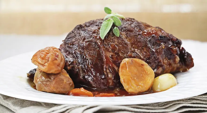 Jugosa carne asada con castañas y hierbas, perfecta para tus recetas con carne.