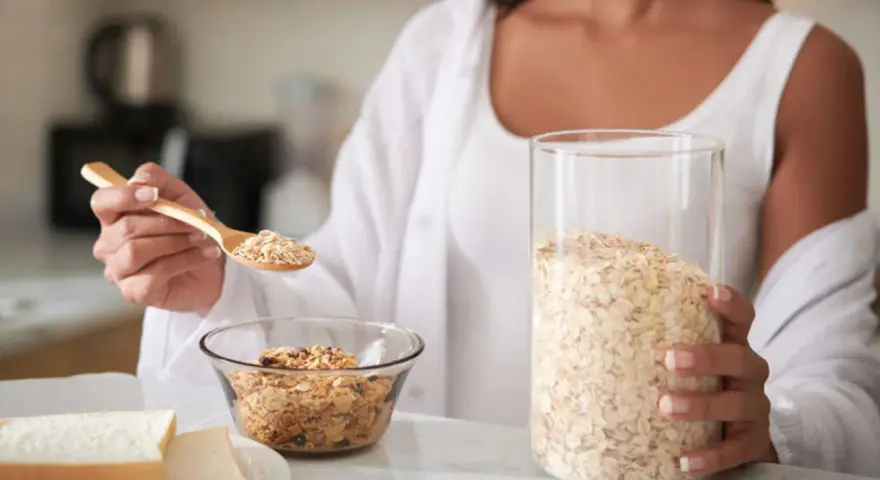 Mujer preparando un desayuno saludable. La avena es antiinflamatoria y perfecta para empezar el día con energía.