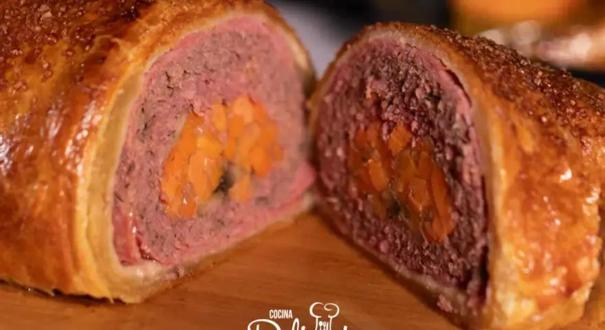 Un delicioso pastel de carne tradicional, horneado en masa dorada y relleno de zanahorias.