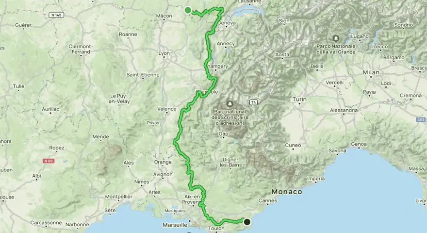 Carte de France et d'Italie montrant un itinéraire vert traversant les Alpes, de la Suisse à la côte méditerranéenne, passant par Lyon, Grenoble et Monaco.