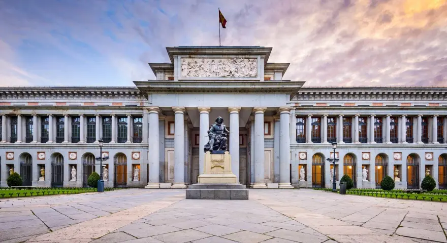 Przed imponującym muzeum sztuki w Madrycie, z rzeźbą artysty na czele, rozciąga się kamienny plac.