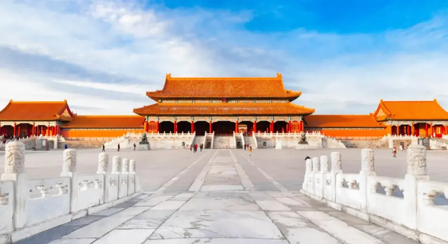 La Cité Interdite, un des 100 plus beaux monuments du monde, sous un ciel bleu éclatant.
