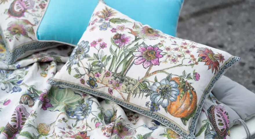 Cuscini per divano con fantasia floreale e un cuscino azzurro. Le misure dei cuscini divano sono perfette per un tocco di colore.