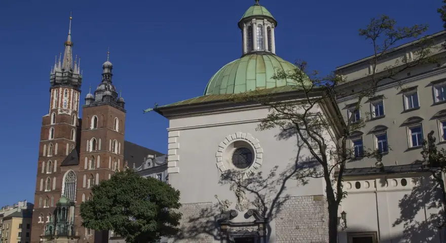 Kraków: Bazylika Mariacka i kaplica św. Klemensa, najstarszy kościół w Krakowie, pod błękitnym niebem.