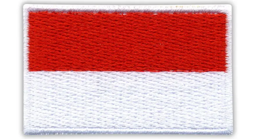 Naszywka z haftowaną flagą Indonezji: czerwony pas nad białym.