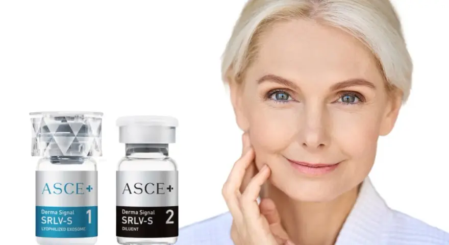 Piękna kobieta z delikatnymi zmarszczkami, obok niej dwa flakoniki z produktem ASCE+ Derma Signal SRLV-S, zawierającym egzosomy.
