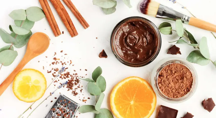 Zutaten für DIY-Kosmetik: Schokomaske, Kakao, Orange, Zitrone, Zimt, Eukalyptus.