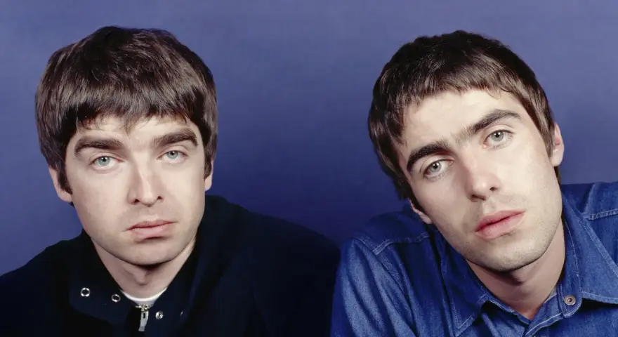 Les frères Gallagher, membres de Oasis, posent pour un portrait.