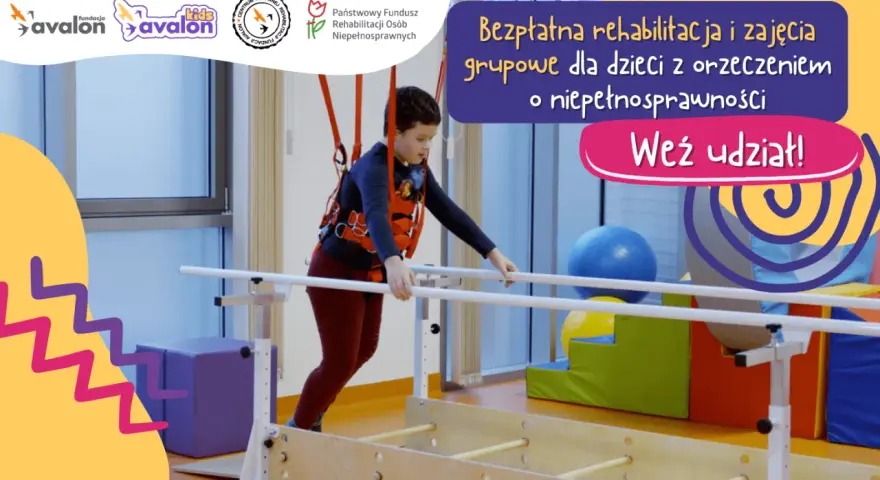 Chłopiec w kamizelce terapeutycznej ćwiczy na poręczach rehabilitacyjnych.